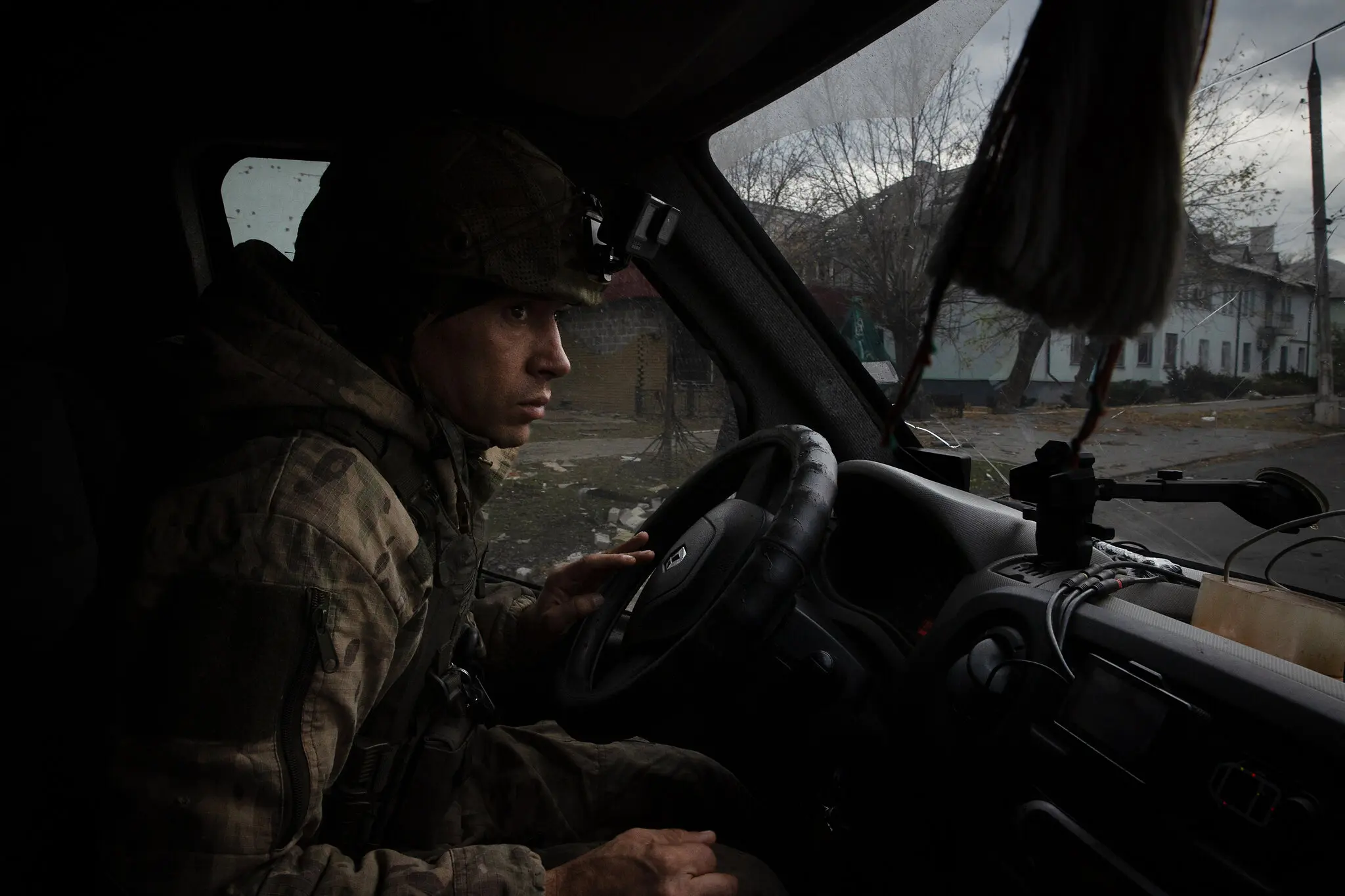 Співробітник міліції мчить містом Курахове на шляху евакуації мирних жителів, 3 листопада.